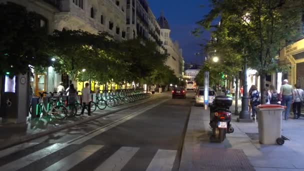 Madrid Calle Nocturna Con Coche Tráfico Peatonal Madrid España Mayo — Vídeo de stock