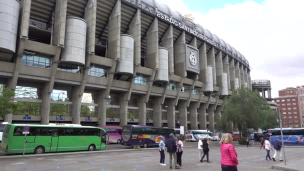 Santiago Bernabeu Stadion Piłkarski Prawdziwego Madryckiego Klubu Piłkarskiego Fasada Budynku — Wideo stockowe