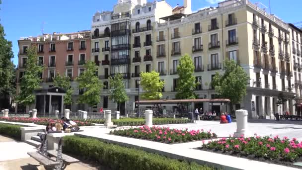 Madrid Gata Med Vacker Byggnad Solig Dag Madrid Spanien Maj — Stockvideo