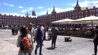 Madrid 'deki Plaza Mayor, güneşli bir gün. Madrid, İspanya, Mayıs 2017.