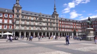 Madrid 'deki Plaza Mayor, güneşli bir gün. Madrid, İspanya, Mayıs 2017.
