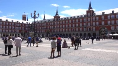 Madrid 'deki Plaza Mayor, güneşli bir gün. Madrid, İspanya, Mayıs 2017.