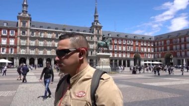 Madrid 'deki Plaza Mayor, güneşli bir gün. Madrid, İspanya, Mayıs 2017.
