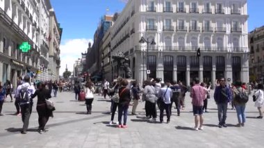 Madrid 'deki Puerta del Sol' da Ayı Heykeli ve Çilek Ağacı. Madrid, İspanya, Mayıs 2017.