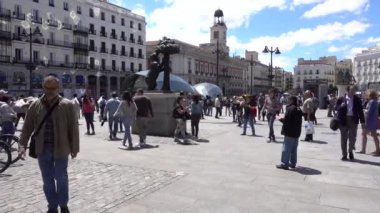 Madrid 'deki Puerta del Sol' da Ayı Heykeli ve Çilek Ağacı. Madrid, İspanya, Mayıs 2017.