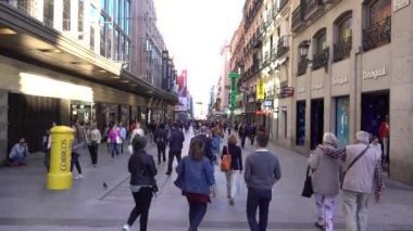 Madrid, insanlar caddelerde dükkanları ve kafeleri olan caddelerde yürüyorlar Madrid, İspanya, Mayıs 2017.