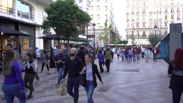 Madrid Insanlar Caddelerde Dükkanları Kafeleri Olan Caddelerde Yürüyorlar Madrid Spanya — Stok video