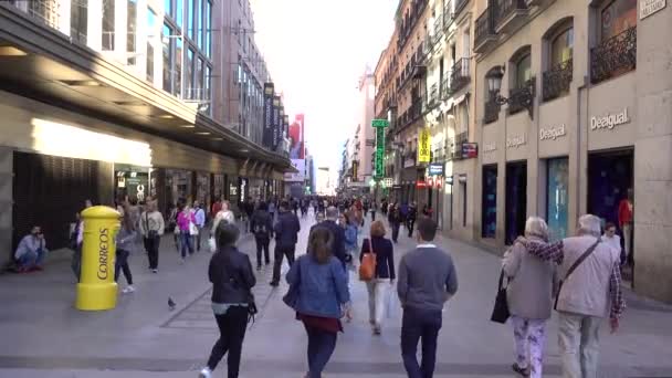 Madrid Pessoas Estão Andando Rua Com Lojas Cafés Rua Sombra — Vídeo de Stock