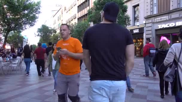 Madrid Mensen Lopen Straat Met Winkels Cafés Inhoud Onderbelicht Madrid — Stockvideo