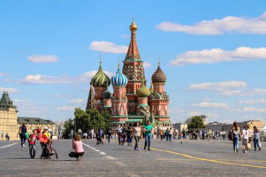 St. Kızıl Meydan 'daki Basil Katedrali. İnsanlar güneşli bir yaz gününde yürür. Rusya Moskova Haziran 2020.