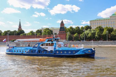 Moskova nehrinde Kremlin 'in arka planına karşı eğlence teknesi. Rusya Moskova Haziran 2020.