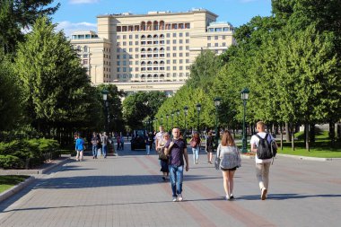 Alexander Garden, insanlar güneşli bir yaz gününde, Moskova 'da yürürler. Rusya Moskova Haziran 2020.