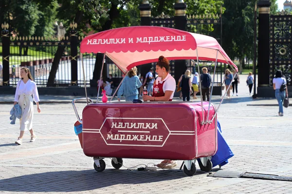 Moskova sokaklarında dondurma satıcısı, geleneksel kırmızı tramvay. Rusya Moskova Haziran 2020.