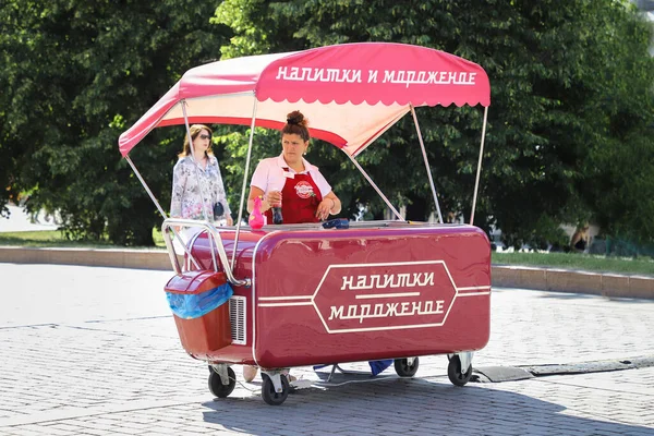 Moskova sokaklarında dondurma satıcısı, geleneksel kırmızı tramvay. Rusya Moskova Haziran 2020.