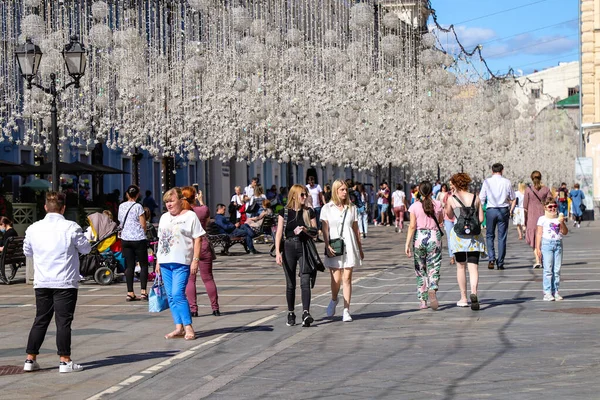 Moskva Ulice Nikolskaya Lidé Chodí Slunečného Letního Dne Rusko Moskva — Stock fotografie