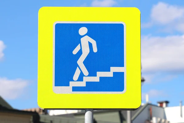 Altgeçit işareti, mavi sarı, yol işareti.