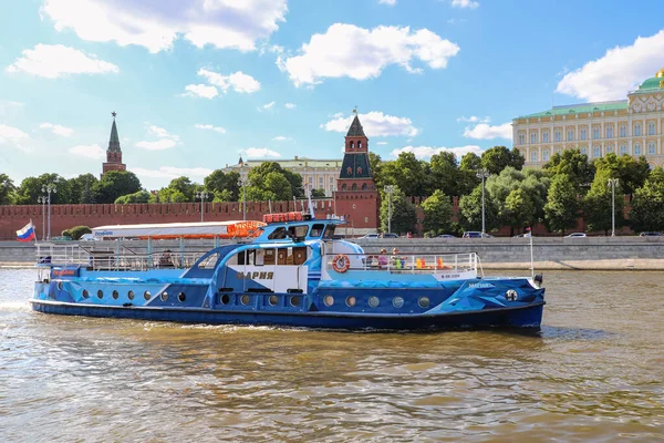 Pleasure Boat Moscow River Backdrop Kremlin Russia Moscow June 2020 — Stock Photo, Image