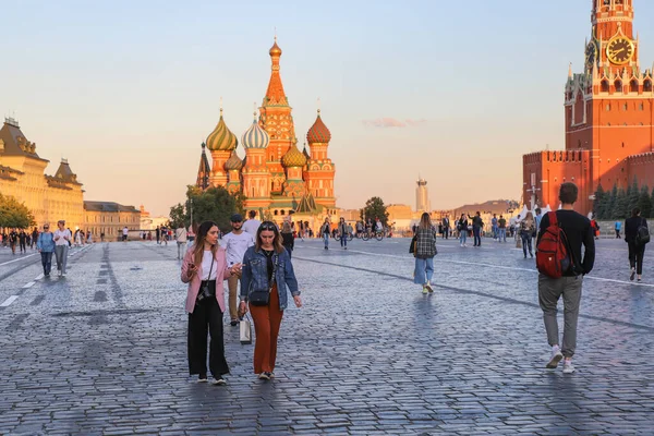 Moscow Red Square Sunset Summer Evening People Walk Blurry Focus — Stock Photo, Image