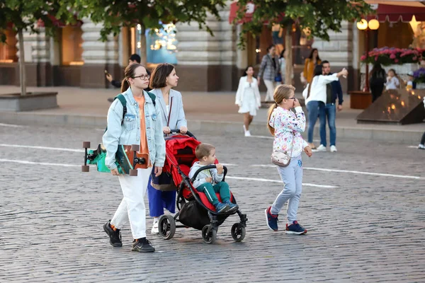 Děti Mámou Chodí Ulici Rudé Náměstí Letní Den Rusko Moskva — Stock fotografie