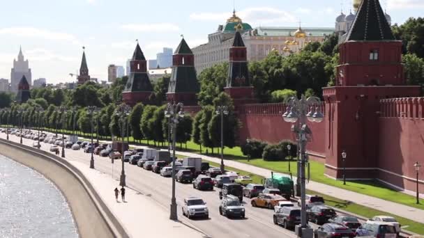 Vista Kremlin Moscou Aterro Kremlin Tráfego Carros Estrada Dia Verão — Vídeo de Stock