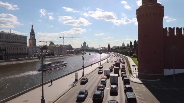 Kremldamm Autoverkehr Schwimmendes Schiff Auf Dem Fluss Sommertag Russland Moskau — Stockvideo