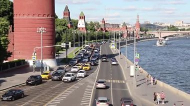 Kremlin seti, araba trafiği, nehirde yüzen gemi, yaz günü. Rusya Moskova Haziran 2020.