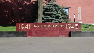 Moskova, Moskova Kremlin 'deki Meçhul Asker' in Mezarı, 1941-1945 yılları arasında vatanına aşık oldu. Rusya Moskova Haziran 2020.