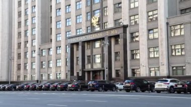 Moskova, Rusya Federasyonu Devlet Duma 'sı, bina cephesi, araba trafiği. Rusya Moskova Haziran 2020.