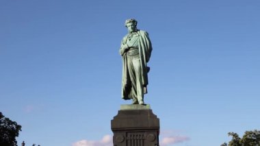 Moskova, Puşkin Meydanı 'ndaki Puşkin anıtı, yakın plan. Rusya Moskova Haziran 2020. 