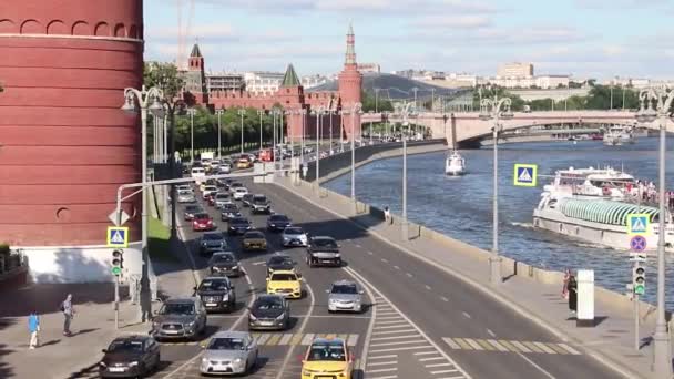 Nasyp Kremla Ruch Samochodowy Pływający Statek Rzece Letni Dzień Rosja — Wideo stockowe