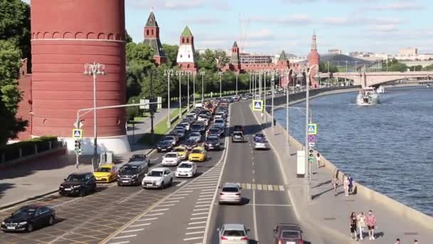Kreml Töltés Autó Forgalom Úszó Hajó Folyón Nyári Nap Oroszország — Stock videók