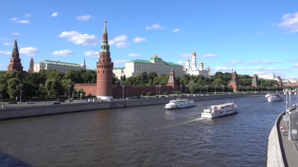 Кремлевская Набережная Видом Кремль Автомобильное Движение Реке Плавающие Лодки Летний — стоковое видео