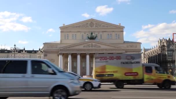 Moskova Bolşoy Tiyatrosu Bina Cephesi Araba Trafiği Yaz Günü Rusya — Stok video