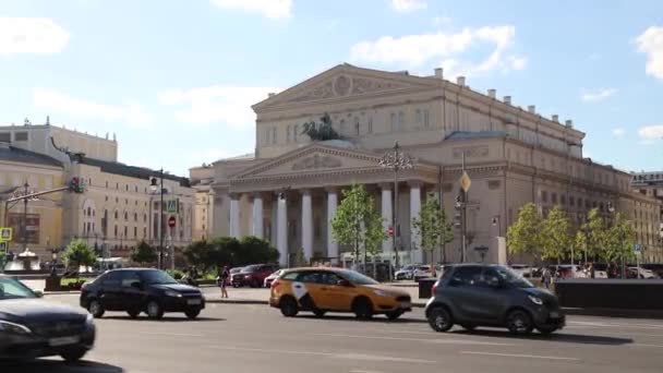 Moskva Divadlo Bolshoi Fasáda Budovy Automobilový Provoz Letní Den Rusko — Stock video