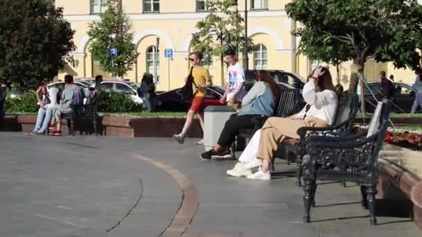 Moscou Pessoas Rua Sentam Bancos Relaxam Conversam Dia Verão Rússia — Vídeo de Stock