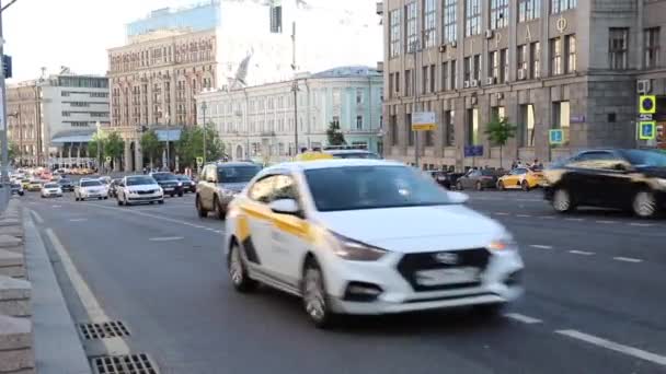 Moscovo Trânsito Rua Tverskaya Dia Verão Rússia Moscou Junho 2020 — Vídeo de Stock