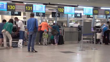 Domodedovo havaalanı, giriş masaları, yolcular uçuş için giriş yapıyor. Rusya, Moskova Domodedovo Temmuz 2020