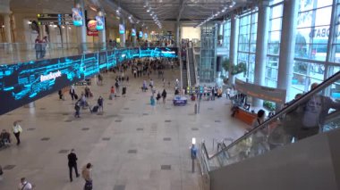 Domodedovo Havaalanı, yolcularla dolu terminal salonu. Rusya, Moskova Domodedovo Temmuz 2020