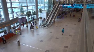 Domodedovo Havaalanı, yolcularla dolu terminal salonu. Rusya, Moskova Domodedovo Temmuz 2020