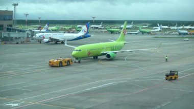 Domodedovo havaalanı, S7 havayolu çekicisi. Rusya, Moskova Domodedovo Temmuz 2020