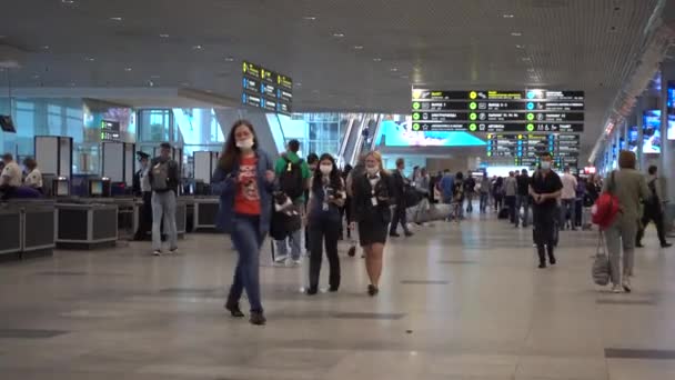 Lotnisko Domodedovo Pasażerowie Przechodzą Przez Terminal Lotniska Rosja Moskwa Domodiedowo — Wideo stockowe