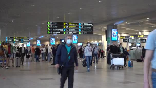 Aeropuerto Domodedovo Los Pasajeros Pasan Por Terminal Del Aeropuerto Rusia — Vídeos de Stock