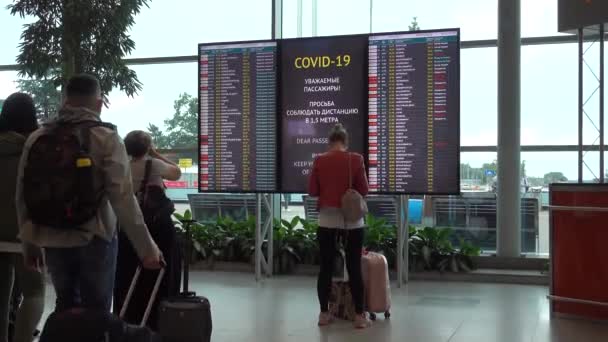 Letiště Domodedovo Elektronická Odletová Tabule Letištním Terminálu Lidé Sledují Svůj — Stock video