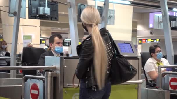 Aéroport Domodedovo Comptoirs Enregistrement Jeune Fille Enregistrement Pour Vol Russie — Video