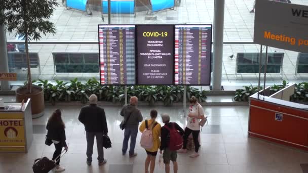 Domodedovo Aeroporto Placa Partida Eletrônica Terminal Aeroporto Pessoas Estão Assistindo — Vídeo de Stock