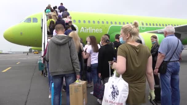 Aeroporto Domodedovo Passeggeri Bordo Aereo Salire Scala Russia Mosca Domodedovo — Video Stock