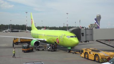 Pulkovo havaalanı, S7 havayolu uçağı havaalanında, bavulları uçağa yüklüyor. Rusya, Saint-Petersburg Temmuz 2020