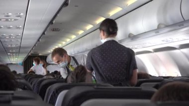 S7 havayollarının kabini, hostesler yolculara su taşır. Rusya, Saint Petersburg-Moskova Temmuz 2020