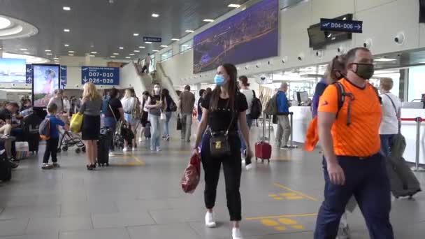 Aéroport Pulkovo Passagers Dans Hall Terminal Départ Russie Saint Pétersbourg — Video
