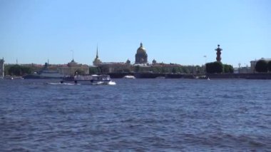 Saint Petersburg, Neva nehri, Saray köprüsü, St. Isaac Katedrali 'nin kubbesi, suda yüzen bir eğlence teknesi. Rusya, Saint Petersburg Temmuz 2020